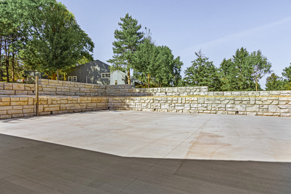 Design ideas for a mid-sized transitional full sun side yard driveway.