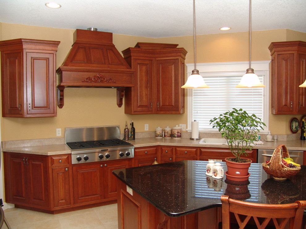 Inspiration for a kitchen remodel in Chicago with an island