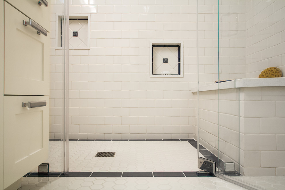 Foto på ett stort vintage en-suite badrum, med luckor med infälld panel, vita skåp, bänkskiva i kvarts, vit kakel, tunnelbanekakel, en öppen dusch, en toalettstol med hel cisternkåpa, ett nedsänkt handfat, gula väggar och mosaikgolv