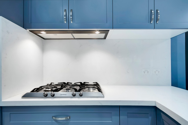 White Stone Splashback With Subtle Vein contemporary-koek