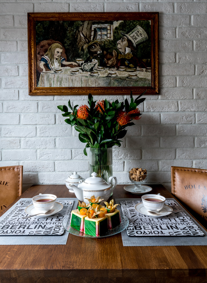 Картина "Алиса" в интерьере кухни.