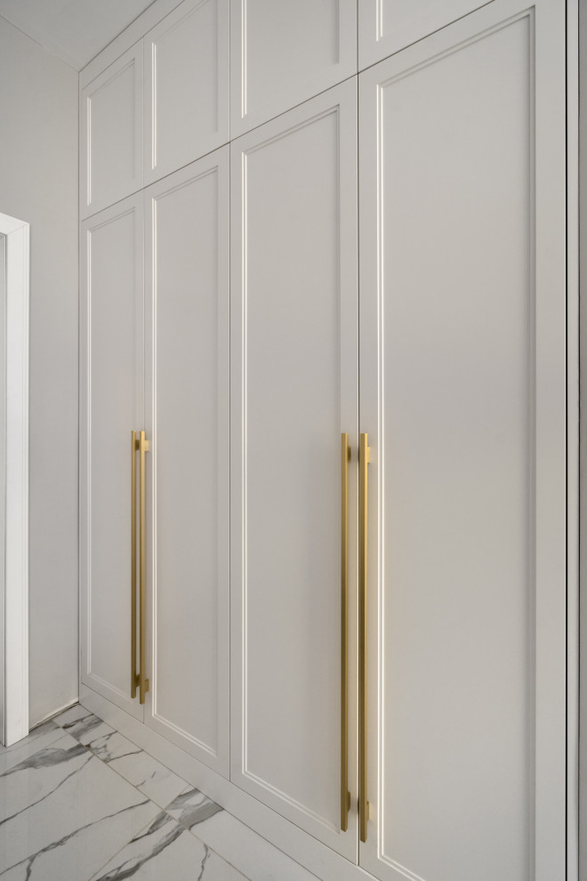 Бело-розовый интерьер с рифлеными фасадами