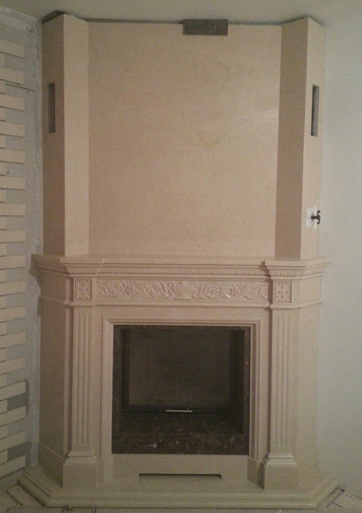 Угловой камин в классическом стиле