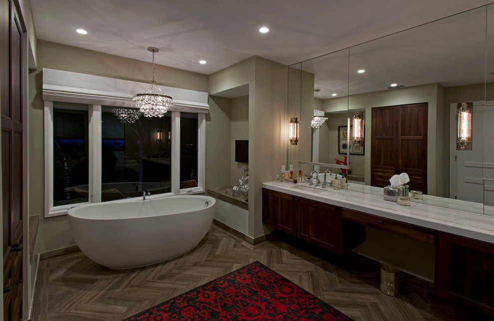 マイアミにある広いトランジショナルスタイルのおしゃれなマスターバスルーム (置き型浴槽) の写真