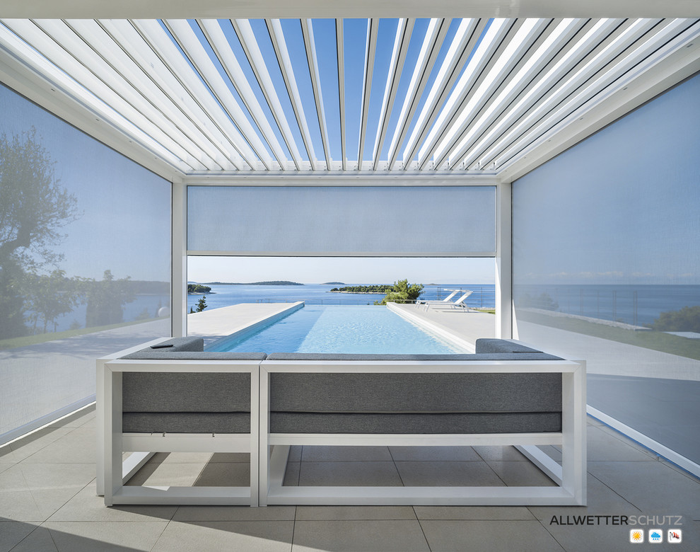 Große Moderne Pergola Terrasse hinter dem Haus mit Steg in Berlin