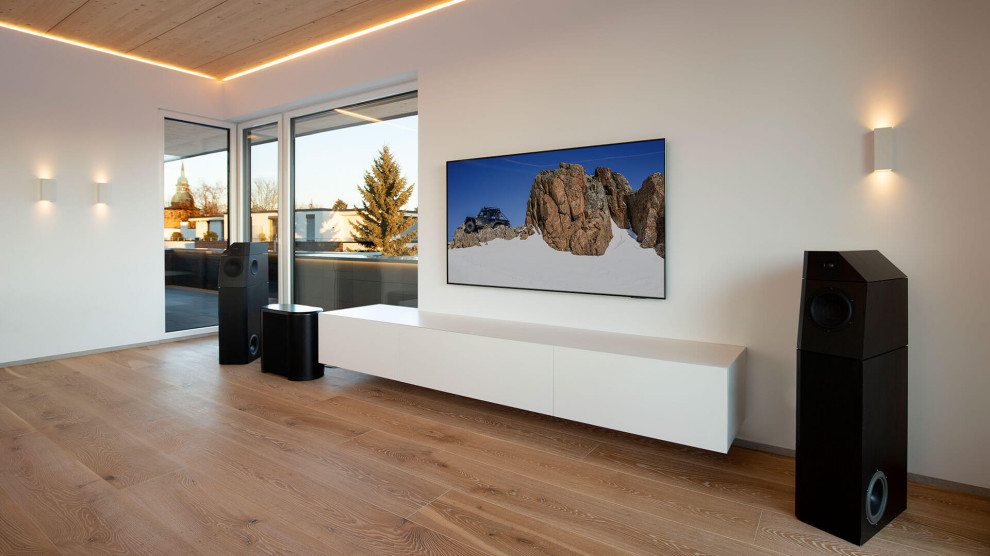 Cette image montre une grande salle de séjour mansardée ou avec mezzanine design avec un mur blanc, parquet clair, aucune cheminée, un téléviseur indépendant, un sol marron et un plafond en bois.