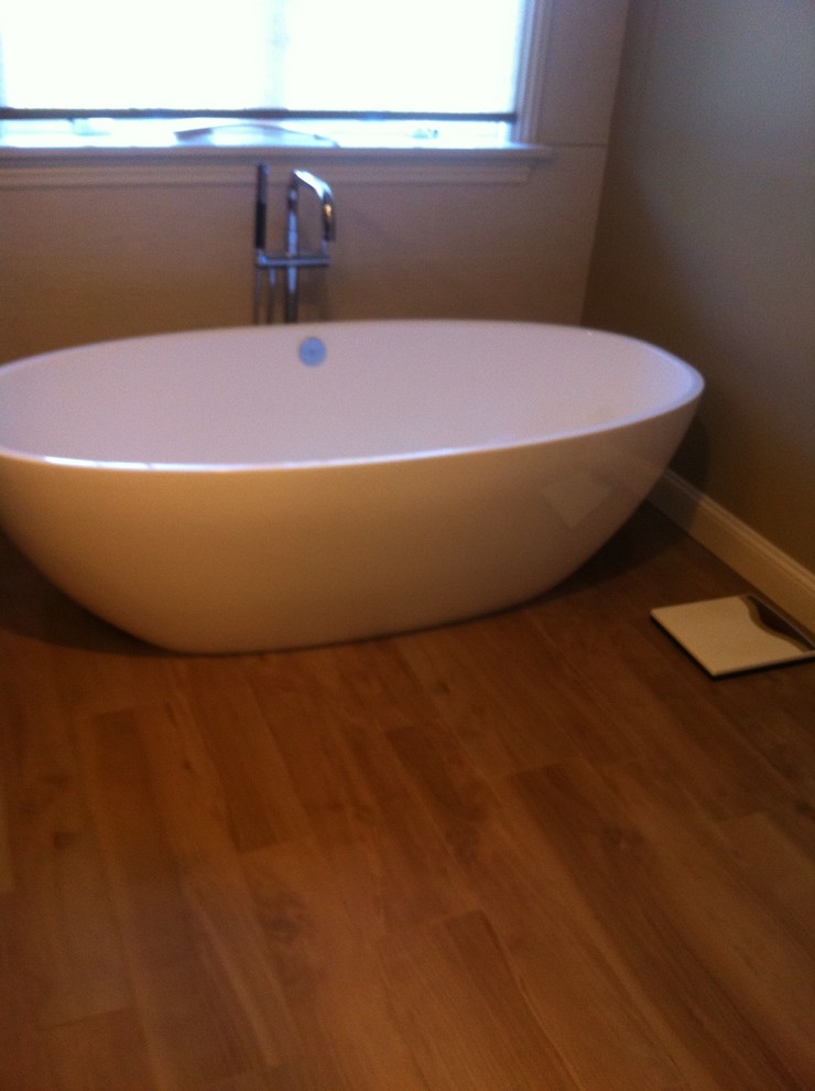 Modelo de cuarto de baño minimalista con baldosas y/o azulejos marrones y imitación madera