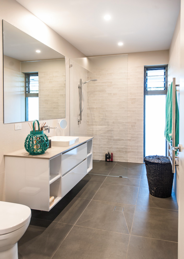 Inspiration for a contemporary bathroom in Cairns.