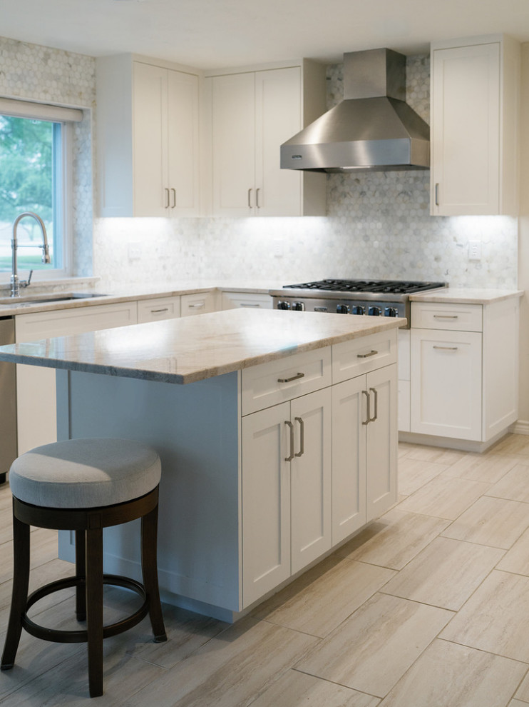 Inspiration for a mid-sized transitional home design remodel in Dallas