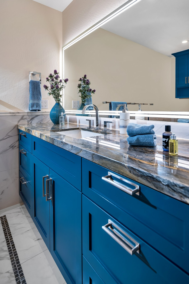 Idéer för ett mellanstort klassiskt flerfärgad badrum, med skåp i shakerstil, blå skåp, ett badkar i en alkov, en dusch/badkar-kombination, en bidé, vit kakel, marmorkakel, beige väggar, marmorgolv, ett undermonterad handfat, bänkskiva i kvartsit, vitt golv och dusch med duschdraperi