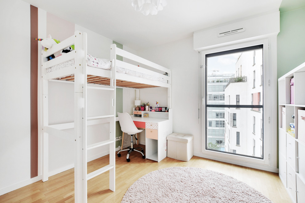 Esempio di una cameretta per bambini da 4 a 10 anni minimalista di medie dimensioni con pareti multicolore, pavimento in legno massello medio e pavimento marrone