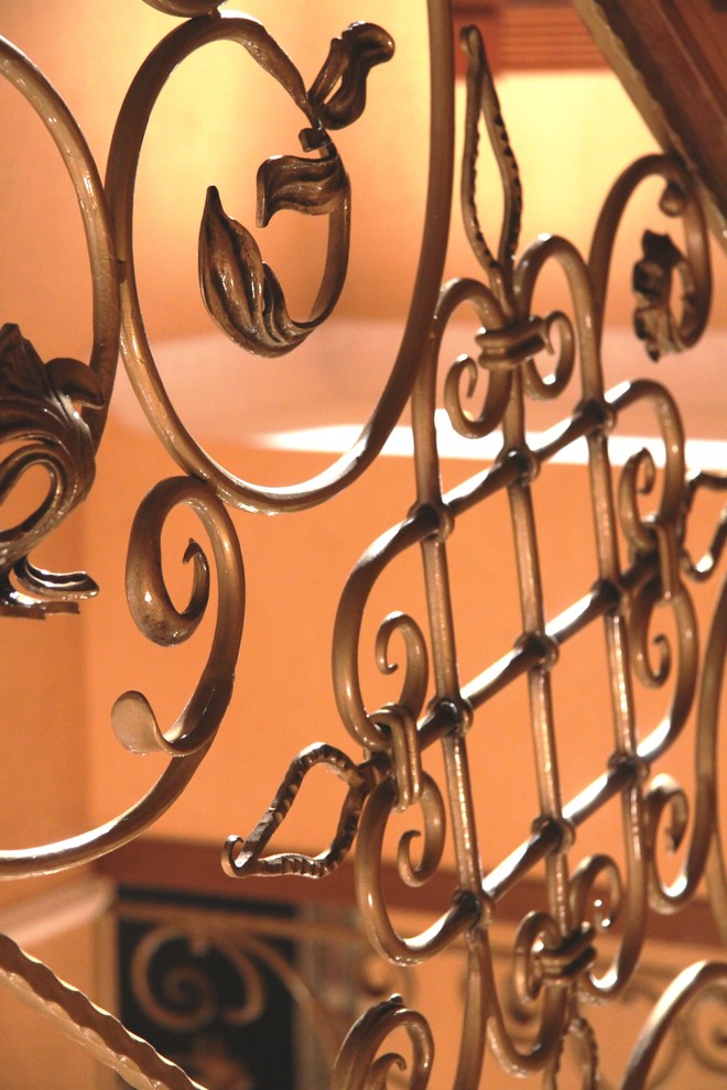 Дубовая лестница в загородном доме