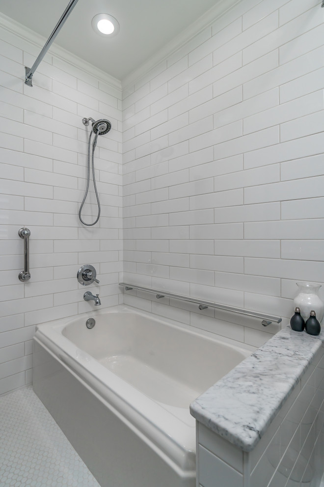 Idéer för ett litet klassiskt vit badrum, med luckor med upphöjd panel, grå skåp, ett badkar i en alkov, en dusch/badkar-kombination, en toalettstol med separat cisternkåpa, vit kakel, keramikplattor, vita väggar, klinkergolv i keramik, ett undermonterad handfat, marmorbänkskiva, vitt golv och dusch med duschdraperi