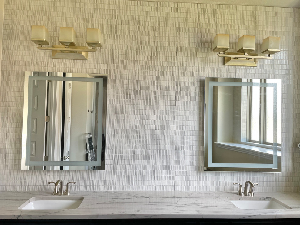 Idéer för att renovera ett mellanstort funkis flerfärgad flerfärgat en-suite badrum, med luckor med infälld panel, svarta skåp, flerfärgad kakel, porslinskakel, ett undermonterad handfat och bänkskiva i kvarts