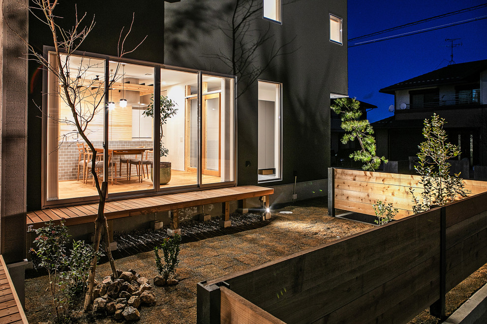 Modelo de terraza contemporánea en patio lateral y anexo de casas
