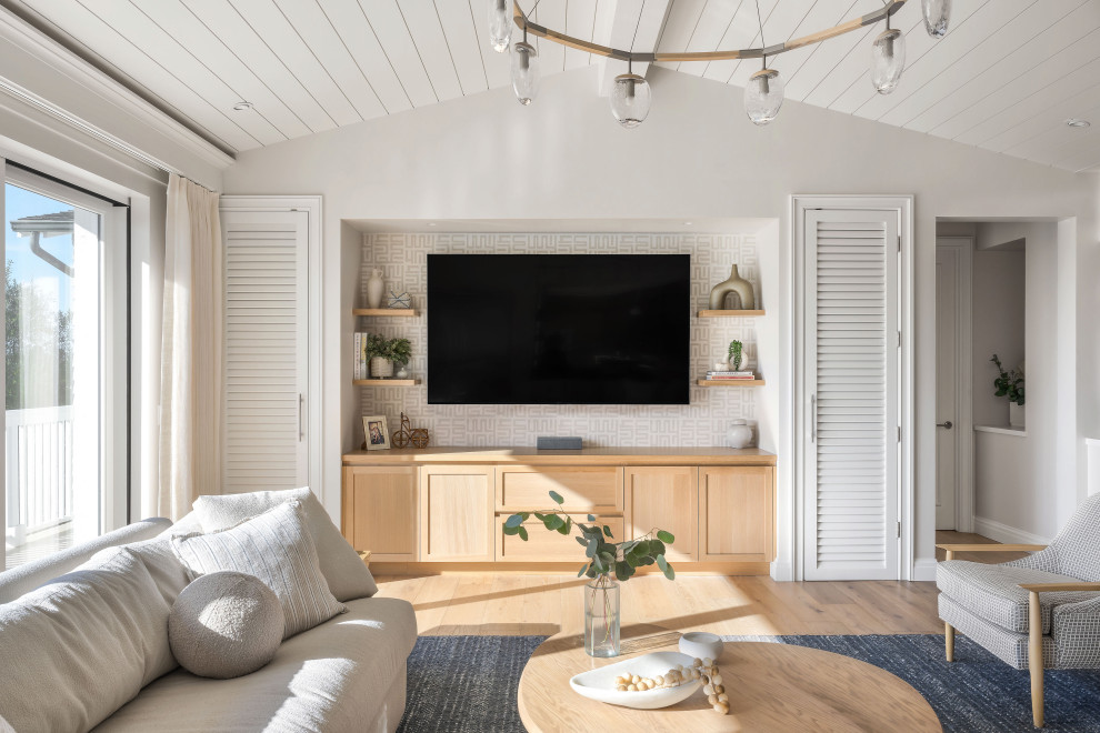 Immagine di un soggiorno stile marino di medie dimensioni con parquet chiaro e soffitto in perlinato