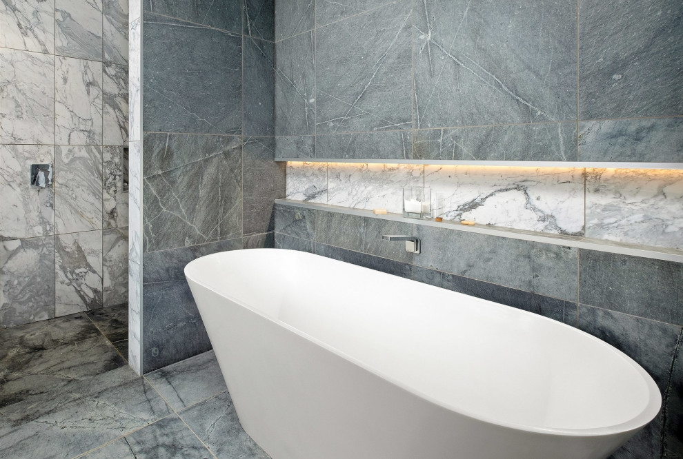 Ejemplo de cuarto de baño moderno de tamaño medio con bañera exenta, ducha abierta, baldosas y/o azulejos grises, baldosas y/o azulejos de porcelana, paredes grises, suelo de baldosas de porcelana y suelo gris