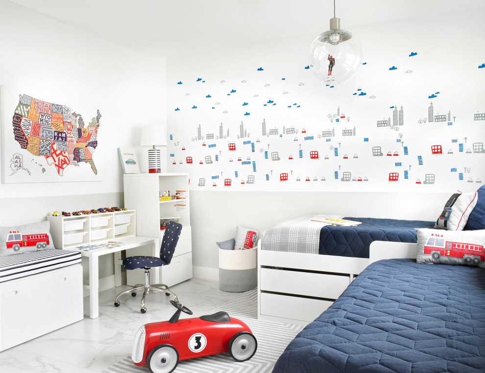 Esempio di una cameretta per bambini moderna di medie dimensioni con pareti bianche, pavimento bianco e carta da parati