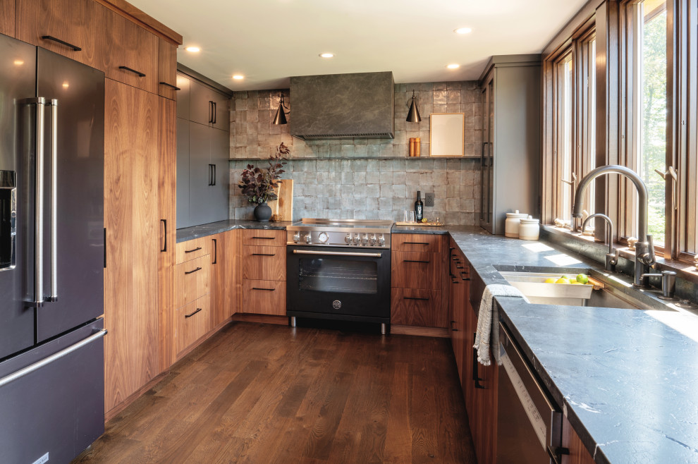 Photo of a transitional kitchen in Bridgeport.