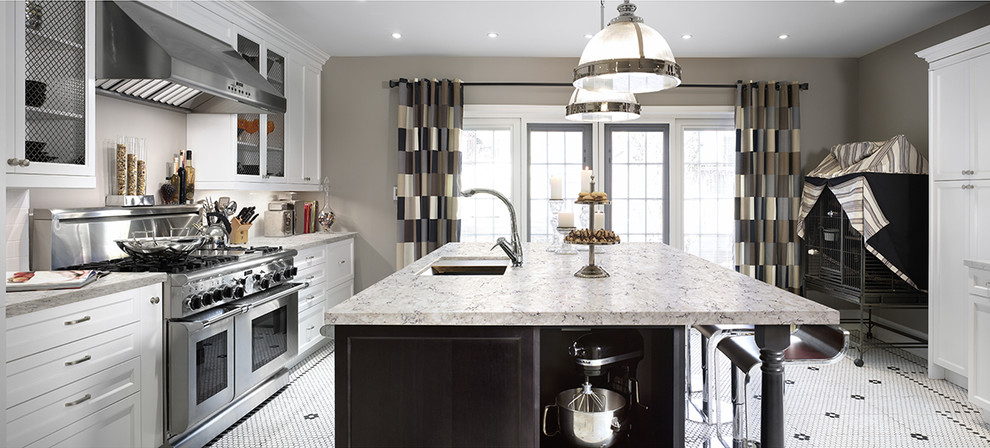 Inspiration for a large transitional single-wall eat-in kitchen remodel with a single-bowl sink, white cabinets, quartz countertops, beige backsplash, stainless steel appliances and an island