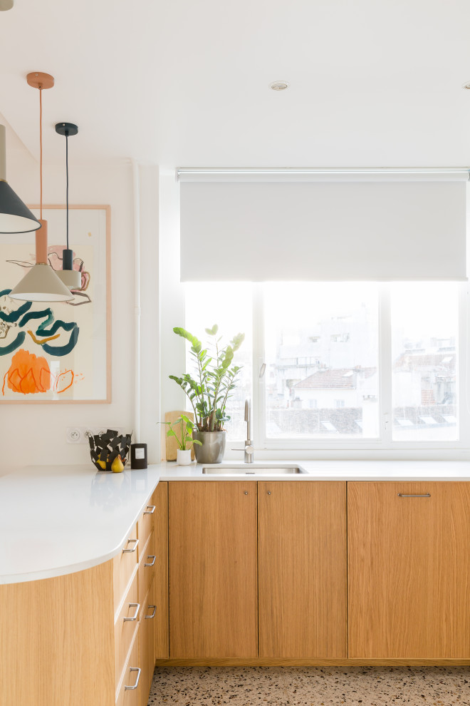 Cette photo montre une grande cuisine ouverte moderne avec un évier 1 bac, un plan de travail en quartz, une crédence beige, un sol multicolore et un plan de travail blanc.
