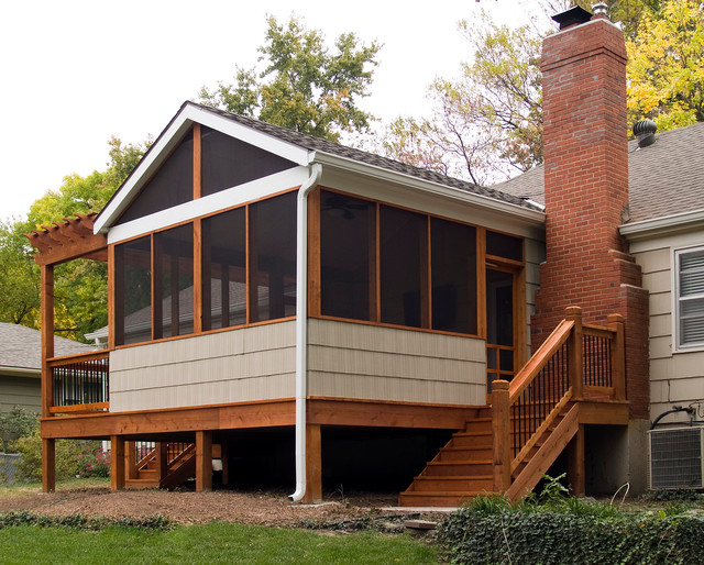 Lamping Cedar deck in Kansas City with screened in porch. Traditional Porch Kansas City