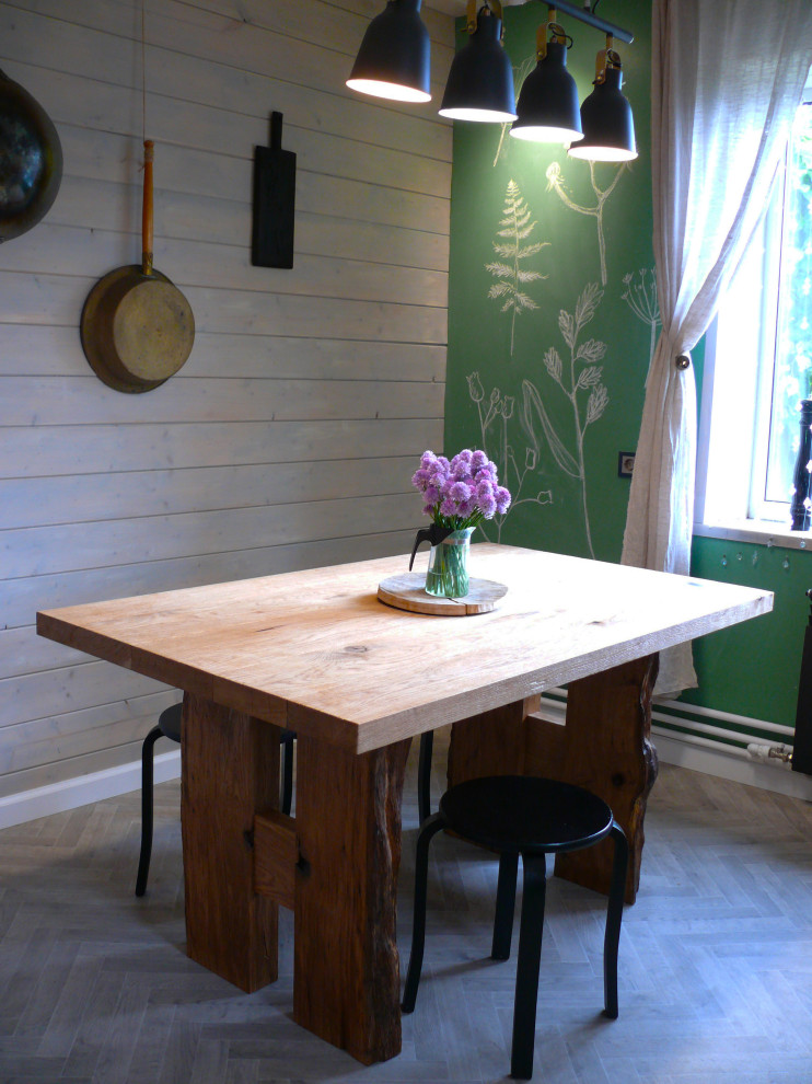 Источник вдохновения для домашнего уюта: прямая кухня среднего размера в стиле рустика с обеденным столом и мятными фасадами без острова