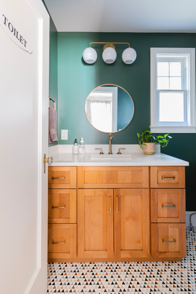 Foto på ett litet retro vit badrum med dusch, med skåp i shakerstil, skåp i ljust trä, en toalettstol med separat cisternkåpa, marmorgolv, ett undermonterad handfat, bänkskiva i kvarts och flerfärgat golv