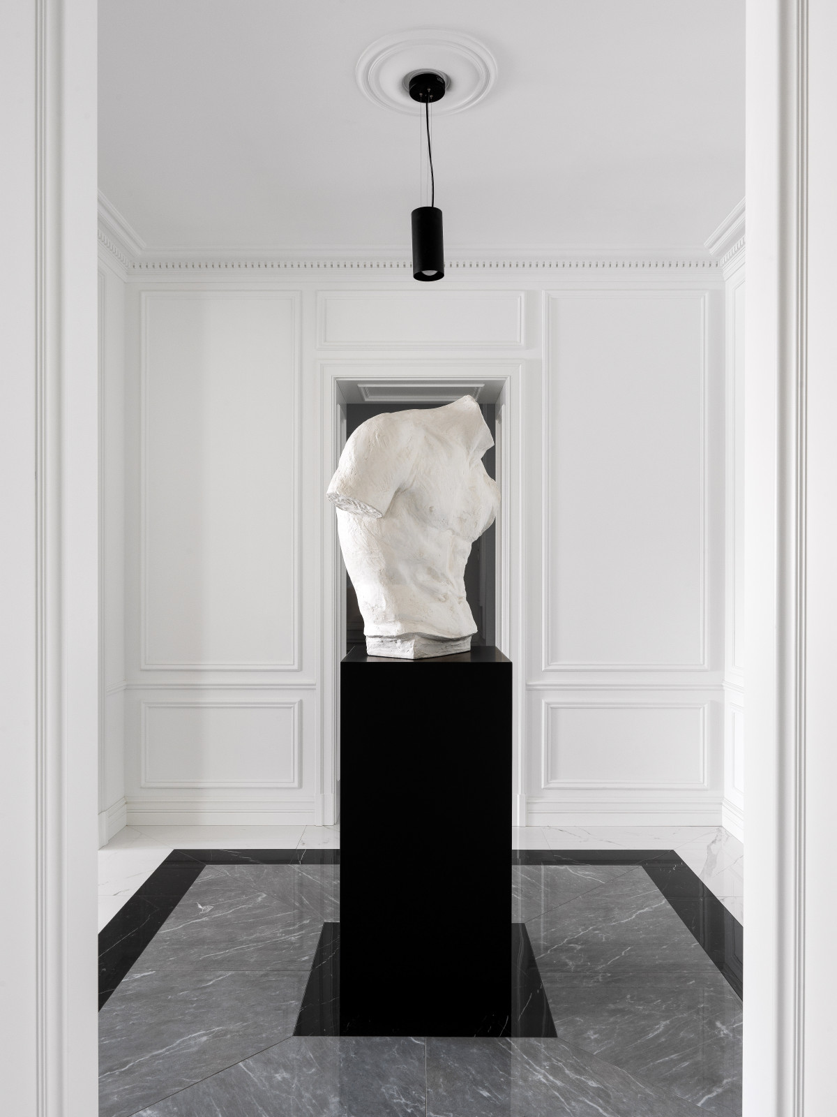 Скрытый телевизор над камином