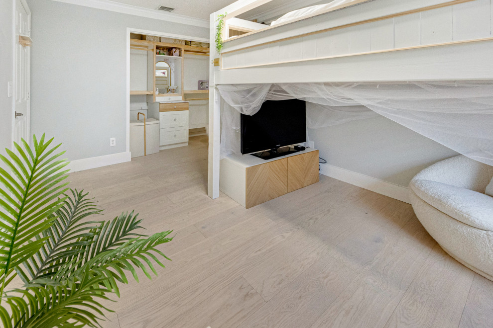 Foto de salón para visitas tipo loft y abovedado nórdico pequeño sin chimenea con paredes grises, suelo de madera clara, televisor independiente y suelo beige