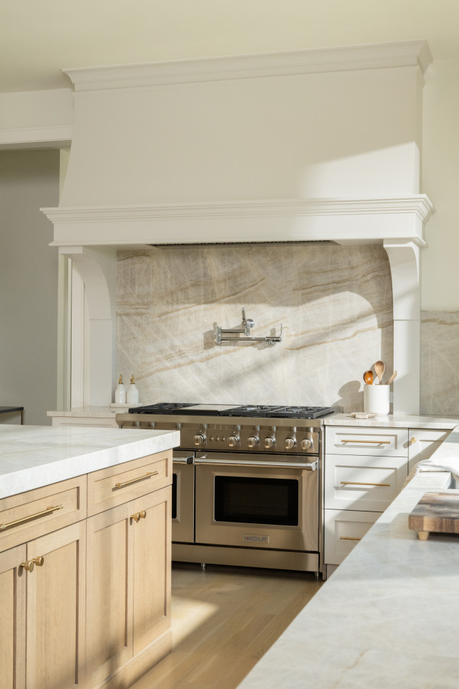 Kitchen - transitional kitchen idea in Chicago