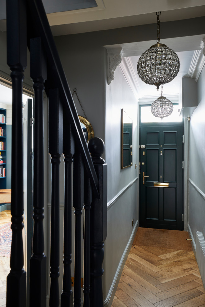 Foto de puerta principal blanca clásica pequeña con paredes grises, suelo de madera en tonos medios, puerta simple, puerta verde, suelo blanco, casetón y machihembrado