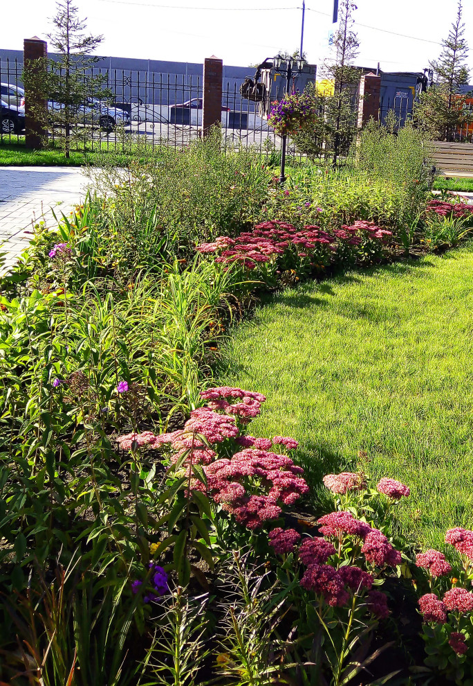 Цветники на территории храма