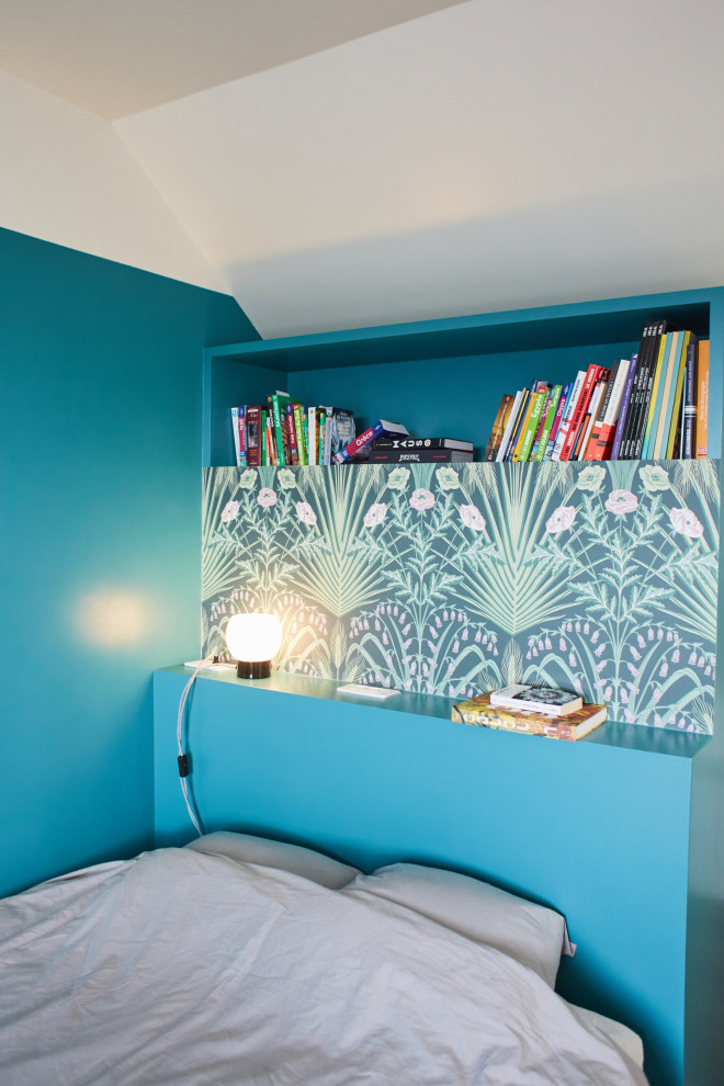 Idées déco pour une petite chambre parentale contemporaine avec un mur bleu, parquet clair et aucune cheminée.