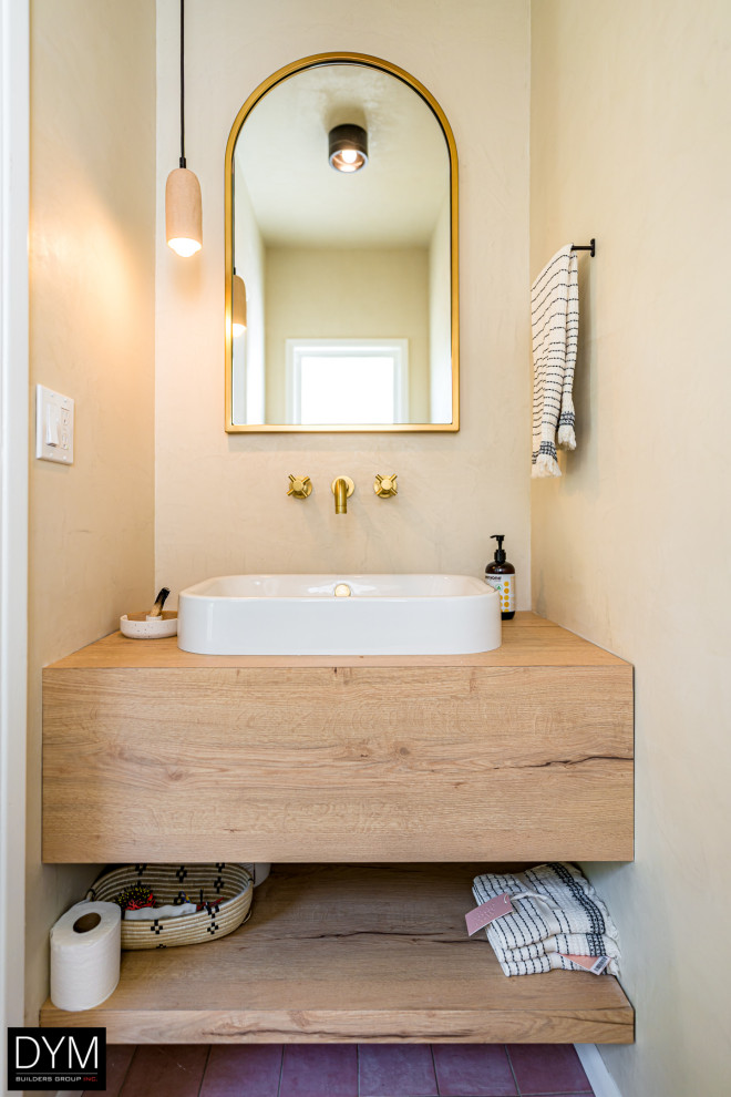 Exempel på ett rustikt brun brunt badrum med dusch, med släta luckor, skåp i mellenmörkt trä, beige kakel, beige väggar, klinkergolv i keramik, träbänkskiva, lila golv och ett fristående handfat