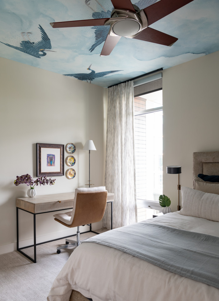 Idée de décoration pour une chambre avec moquette design avec un mur beige, un sol beige et un plafond en papier peint.