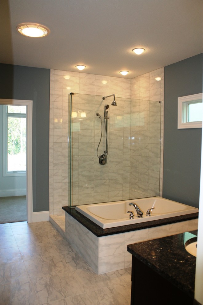 Design ideas for a traditional bathroom in Chicago.