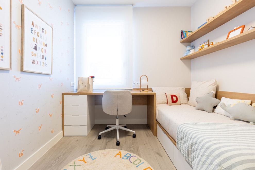 Ejemplo de dormitorio infantil de 4 a 10 años nórdico de tamaño medio con paredes beige y suelo de madera clara