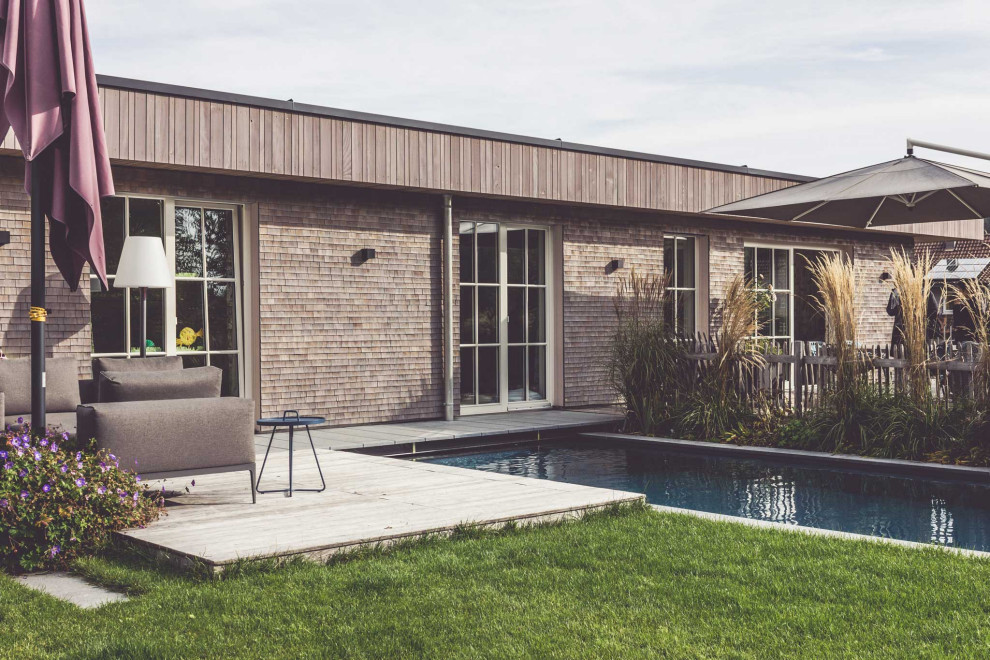 Kleiner Moderner Infinity-Pool auf dem Dach in individueller Form mit Pool-Gartenbau und Natursteinplatten in Sonstige