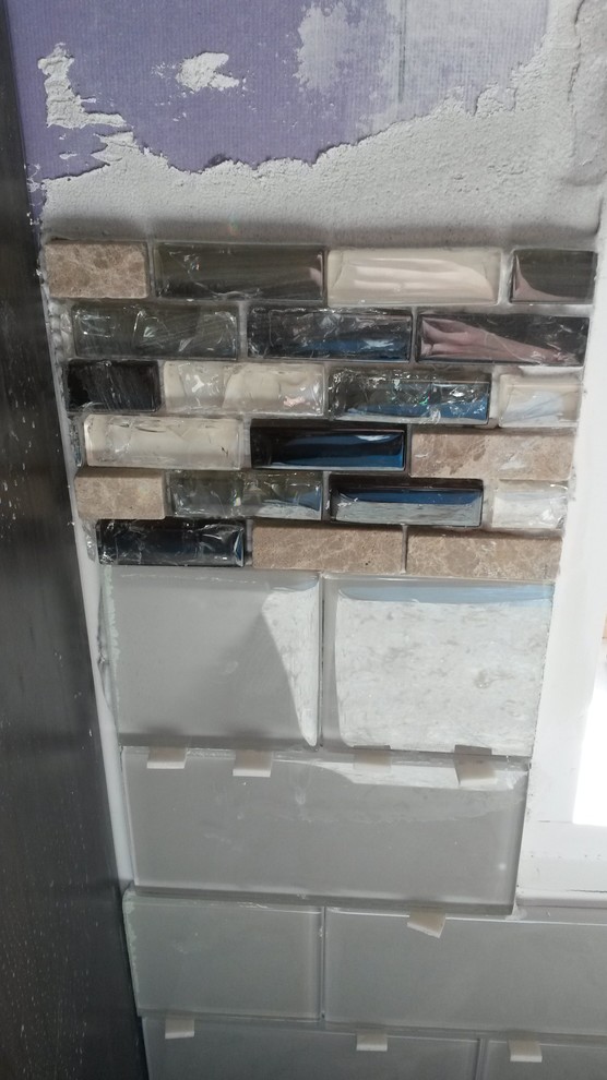 Glass tile corner gap