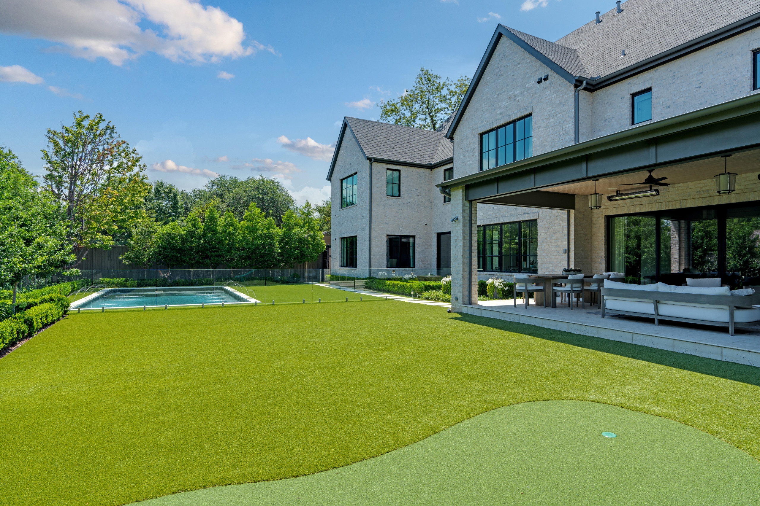 BLUFFVIEW MODERN OASIS
