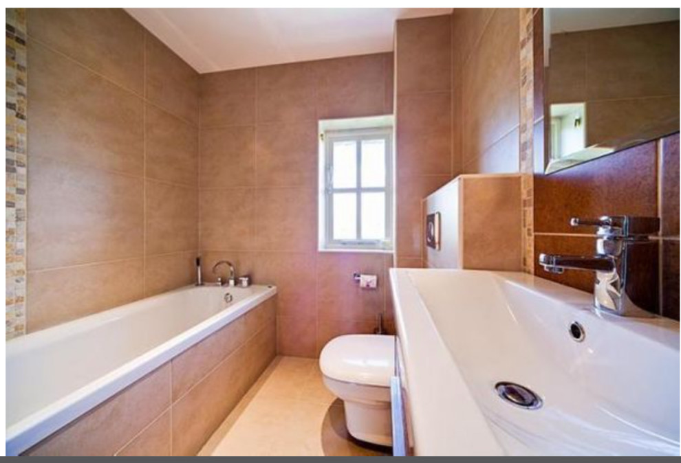 Inspiration för ett litet lantligt badrum för barn, med släta luckor, bruna skåp, ett platsbyggt badkar, en vägghängd toalettstol, brun kakel, keramikplattor, klinkergolv i keramik, ett väggmonterat handfat och beiget golv