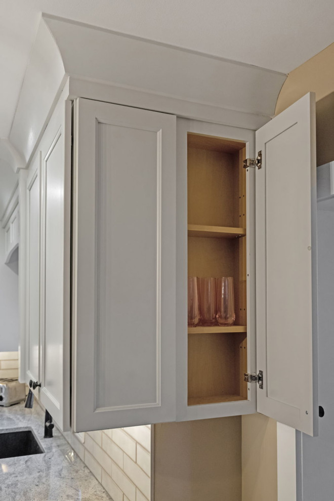Kitchen - transitional kitchen idea in Boston