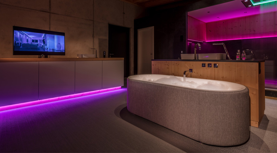 Smart Home - vernetztes Wohnen - atmosphärisches Badezimmer mit Neonbeleuchtung