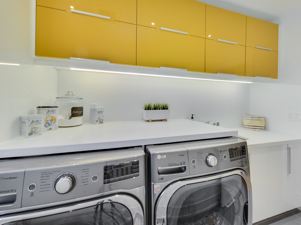 Inspiration for a contemporary laundry room in Toronto.