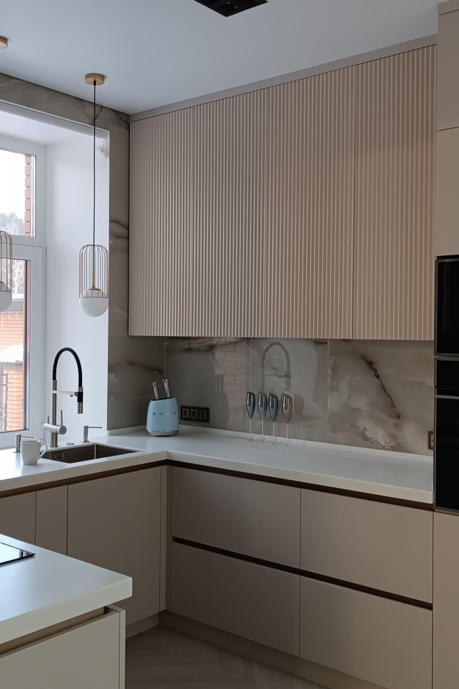 Дом  стоящий среди сосен