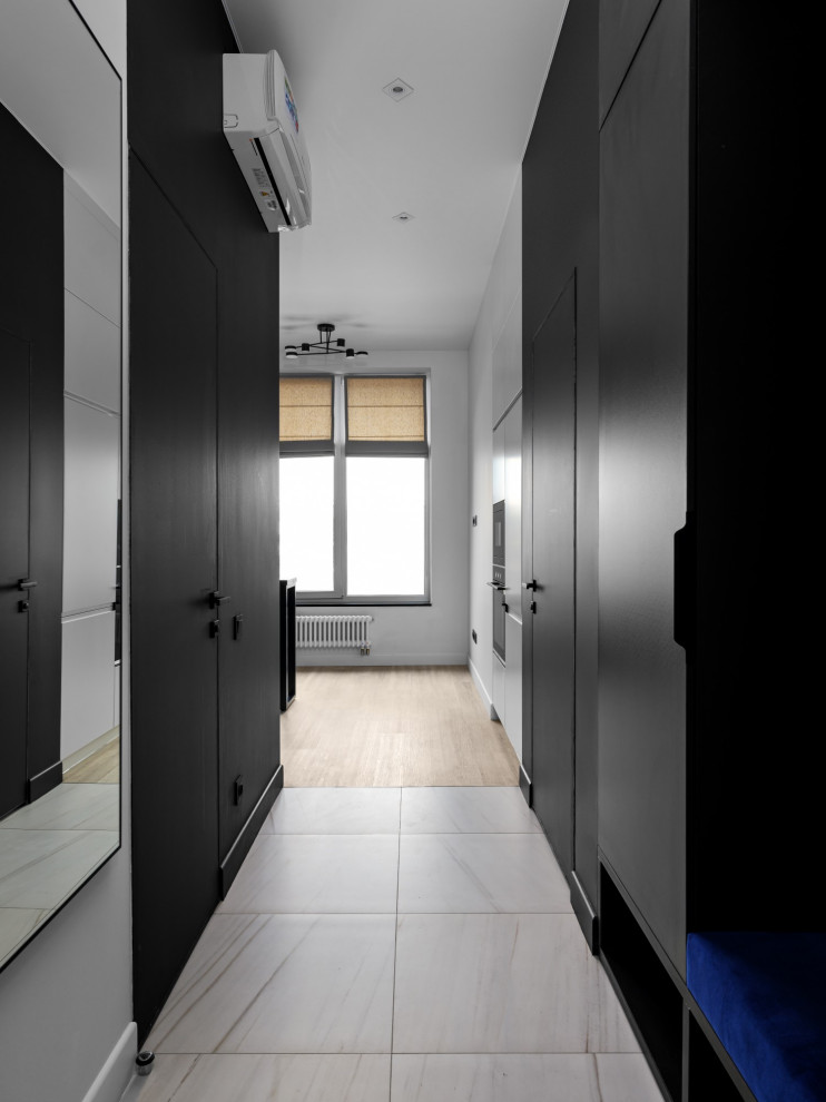 Ejemplo de hall actual pequeño con paredes blancas, suelo de baldosas de cerámica, puerta simple, puerta blanca y suelo beige