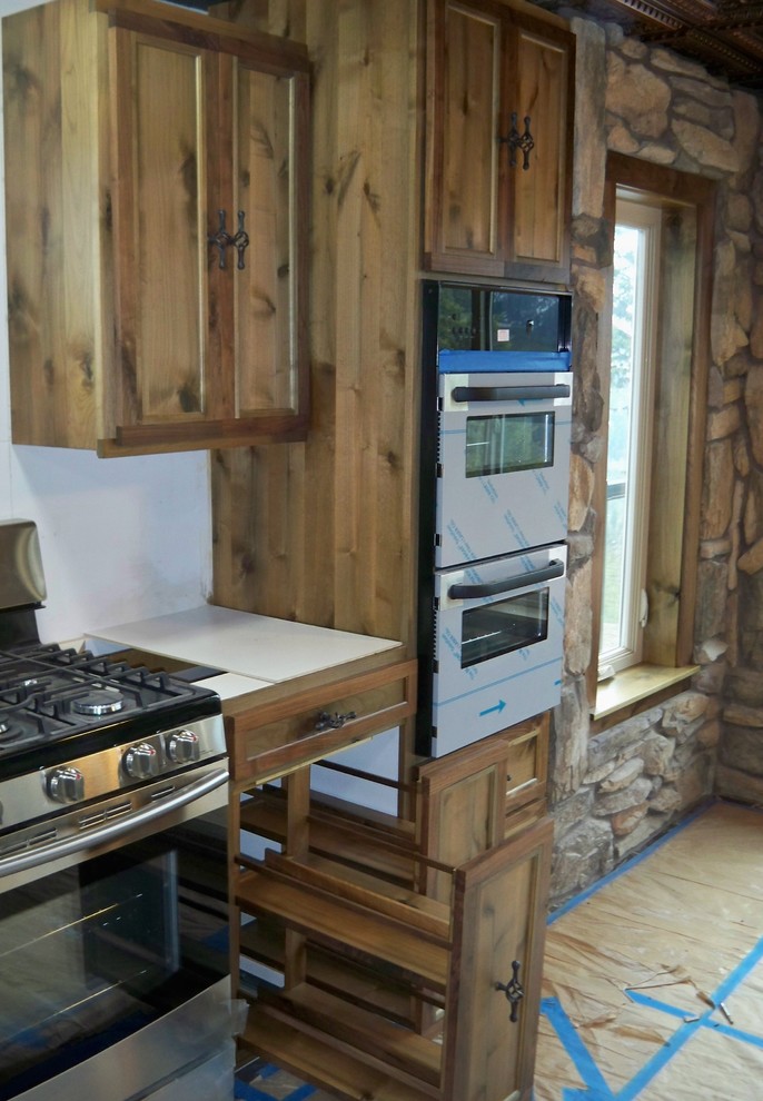 Стильный дизайн: кухня в стиле рустика с фасадами в стиле шейкер - последний тренд