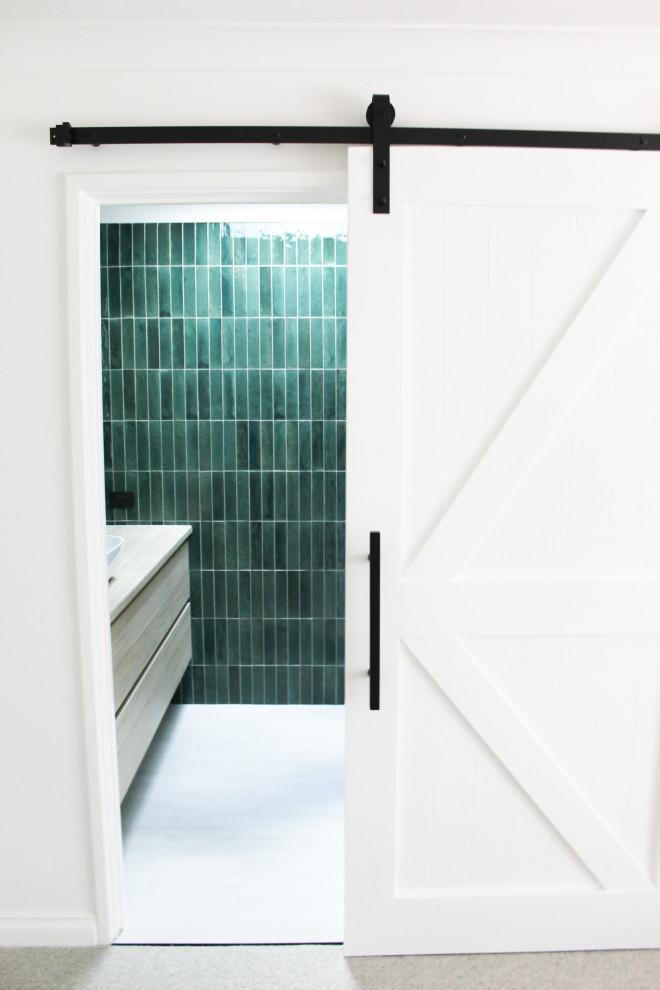 Источник вдохновения для домашнего уюта: маленькая главная ванная комната в стиле модернизм с плоскими фасадами, светлыми деревянными фасадами, открытым душем, унитазом-моноблоком, зеленой плиткой, удлиненной плиткой, серыми стенами, полом из керамогранита, настольной раковиной, столешницей из дерева, белым полом, открытым душем, бежевой столешницей, сиденьем для душа, тумбой под одну раковину и подвесной тумбой для на участке и в саду