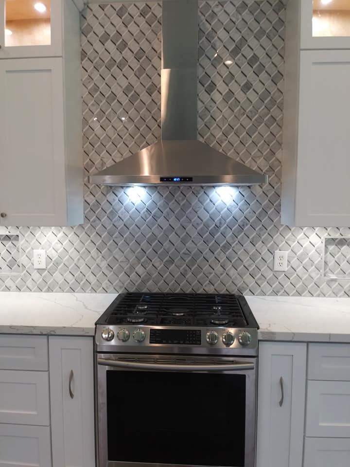 Example of a transitional home design design in Houston